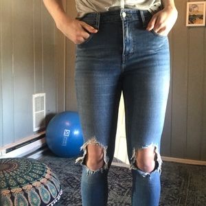 Distressed Levi’s 721 High Rise Skinny Jeans
